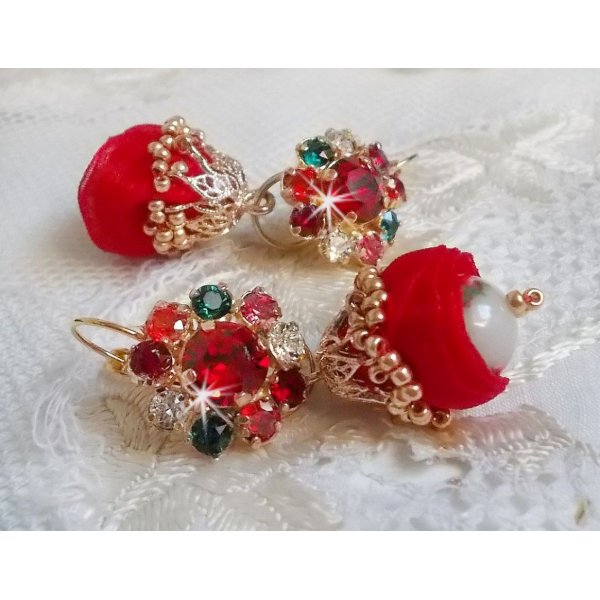 BO Mia geborduurd met Swarovski kristallen, oranje zirkonia steentjes, Fimo kralen en rocailles.