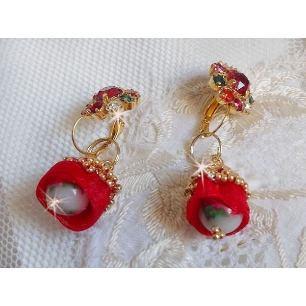 BO Mia geborduurd met Swarovski kristallen, oranje zirkonia steentjes, Fimo kralen en rocailles.