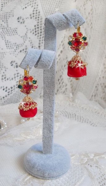 BO Mia geborduurd met Swarovski kristallen, oranje zirkonia steentjes, Fimo kralen en rocailles.