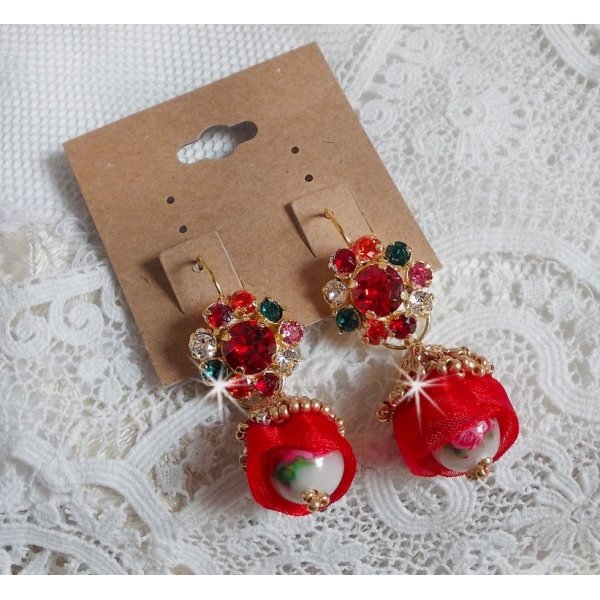 BO Mia geborduurd met Swarovski kristallen, oranje zirkonia steentjes, Fimo kralen en rocailles.