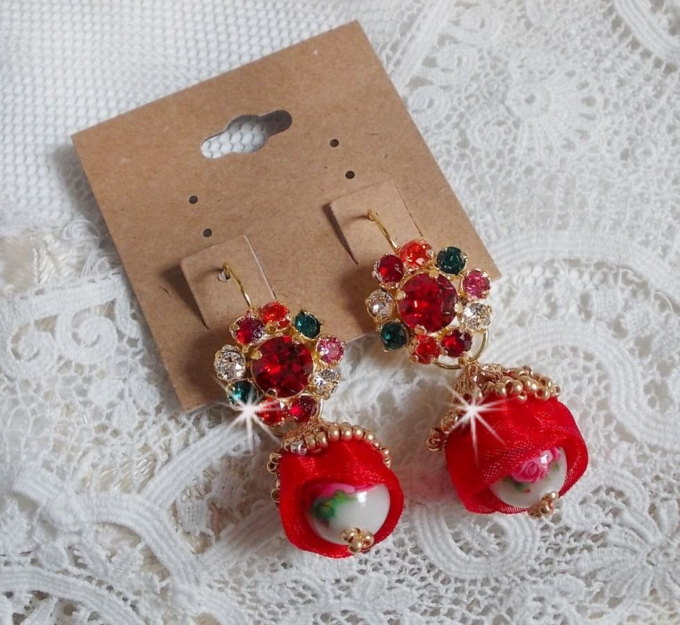 BO Mia geborduurd met Swarovski kristallen, oranje zirkonia steentjes, Fimo kralen en rocailles.