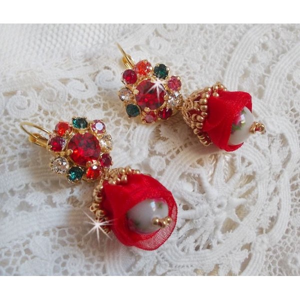 BO Mia geborduurd met Swarovski kristallen, oranje zirkonia steentjes, Fimo kralen en rocailles.