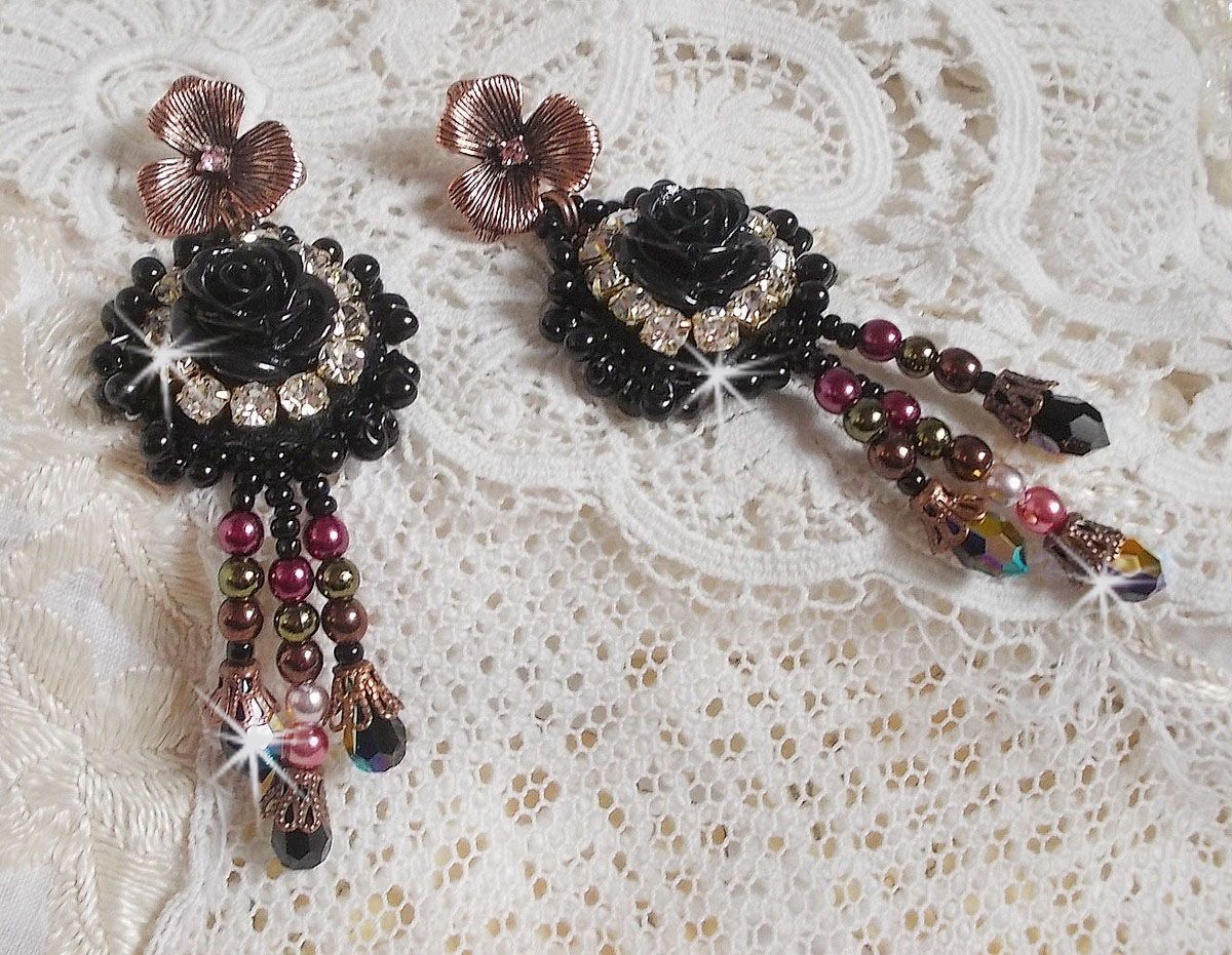BO Midnight Daisy geborduurd met parelkralen, Swarovski kristallen, zilveren Crystal kralen en Miyuki rocailles.
