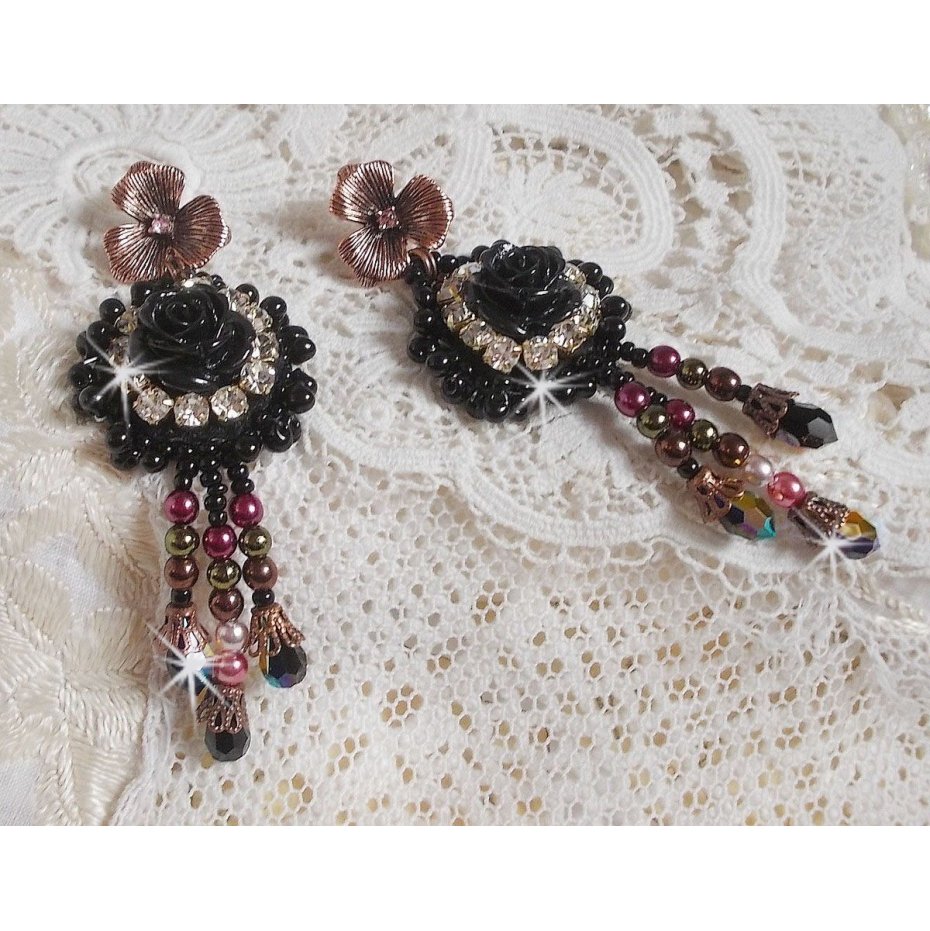 BO Midnight Daisy geborduurd met parelkralen, Swarovski kristallen, zilveren Crystal kralen en Miyuki rocailles.