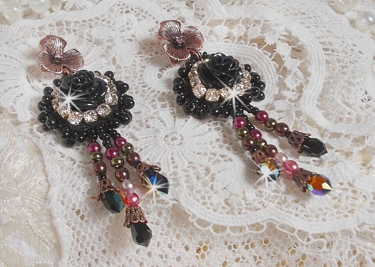BO Midnight Daisy geborduurd met parelkralen, Swarovski kristallen, zilveren Crystal kralen en Miyuki rocailles.
