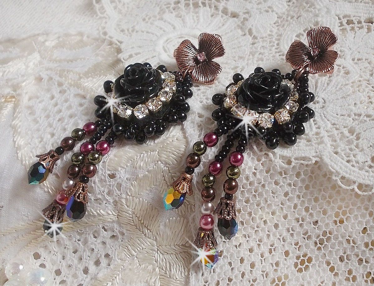 BO Midnight Daisy geborduurd met parelkralen, Swarovski kristallen, zilveren Crystal kralen en Miyuki rocailles.