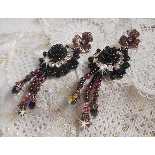 BO Midnight Daisy geborduurd met parelkralen, Swarovski kristallen, zilveren Crystal kralen en Miyuki rocailles.