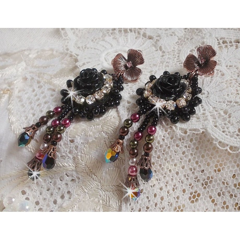 BO Midnight Daisy geborduurd met parelkralen, Swarovski kristallen, zilveren Crystal kralen en Miyuki rocailles.