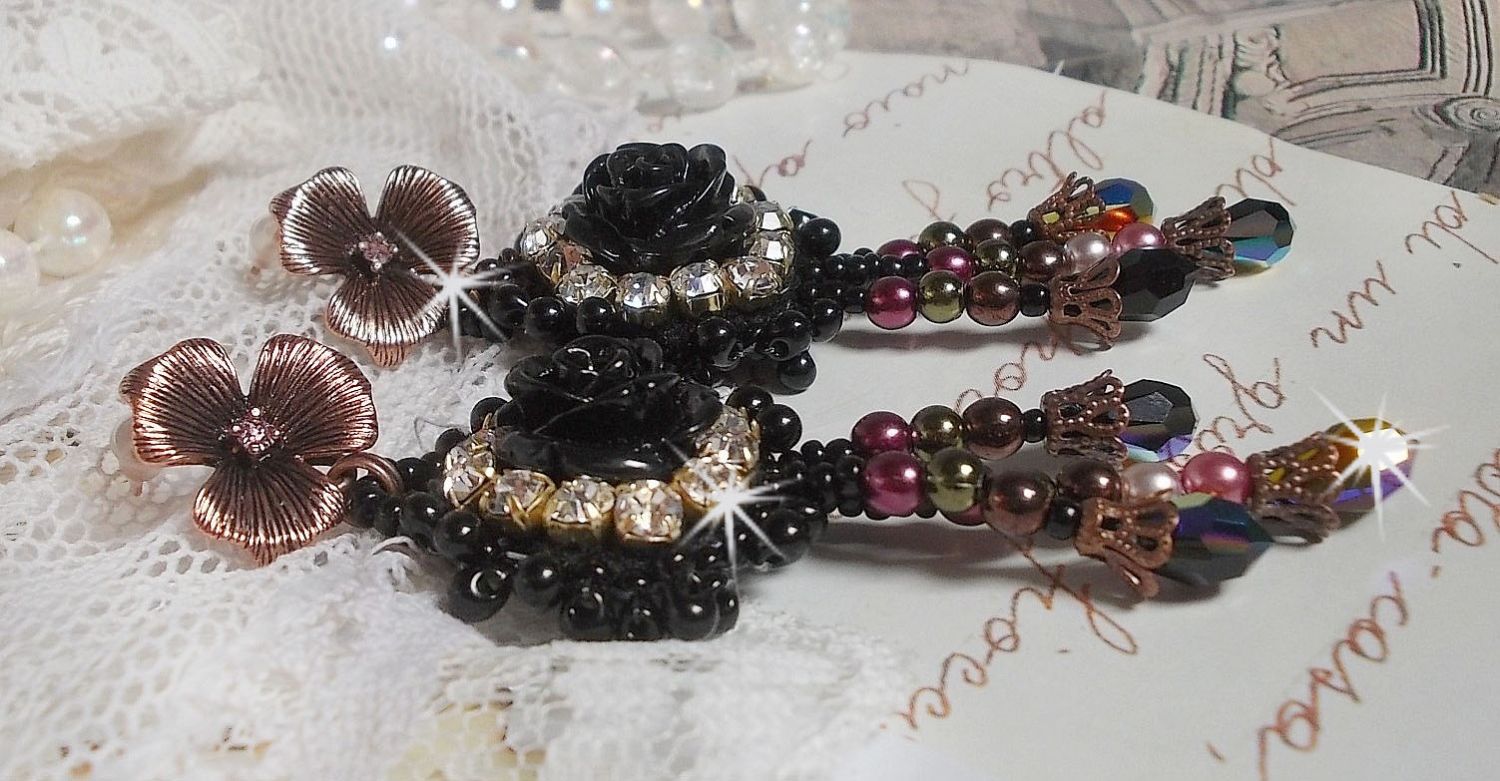 BO Midnight Daisy geborduurd met parelkralen, Swarovski kristallen, zilveren Crystal kralen en Miyuki rocailles.