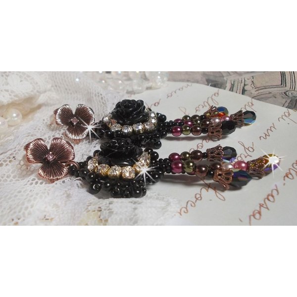 BO Midnight Daisy geborduurd met parelkralen, Swarovski kristallen, zilveren Crystal kralen en Miyuki rocailles.