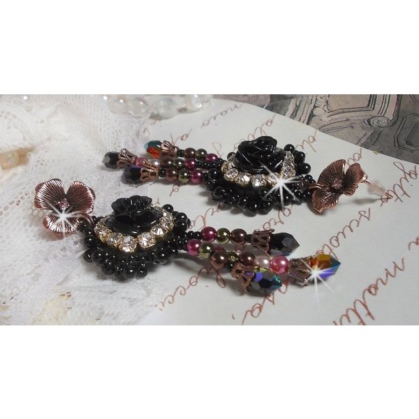 BO Midnight Daisy geborduurd met parelkralen, Swarovski kristallen, zilveren Crystal kralen en Miyuki rocailles.