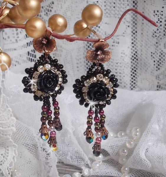 BO Midnight Daisy geborduurd met parelkralen, Swarovski kristallen, zilveren Crystal kralen en Miyuki rocailles.