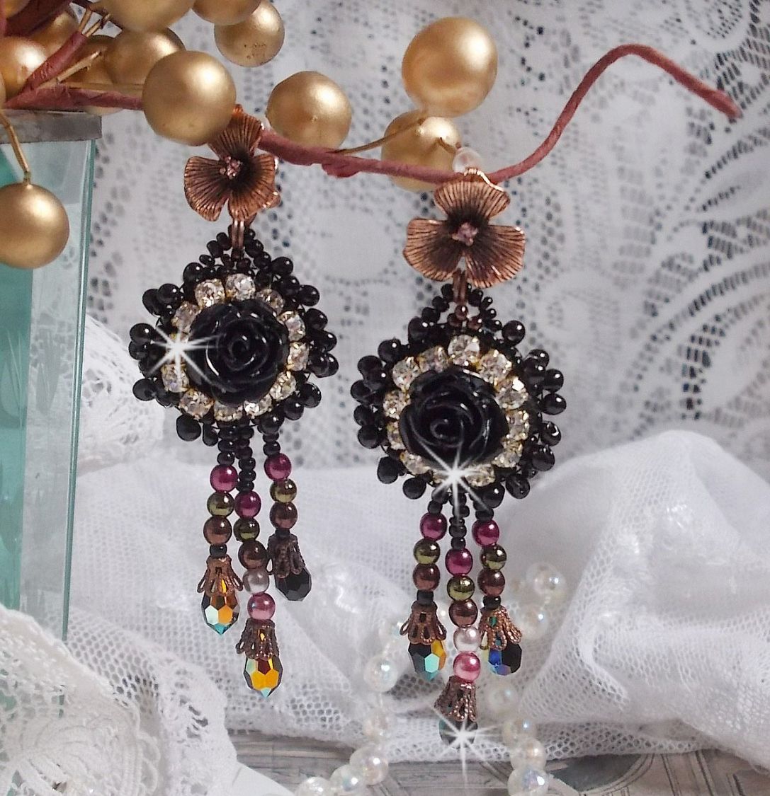 BO Midnight Daisy geborduurd met parelkralen, Swarovski kristallen, zilveren Crystal kralen en Miyuki rocailles.