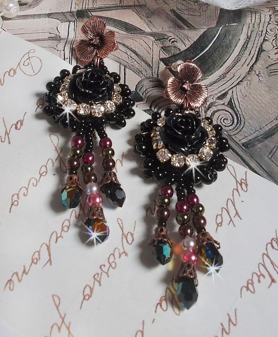 BO Midnight Daisy geborduurd met parelkralen, Swarovski kristallen, zilveren Crystal kralen en Miyuki rocailles.