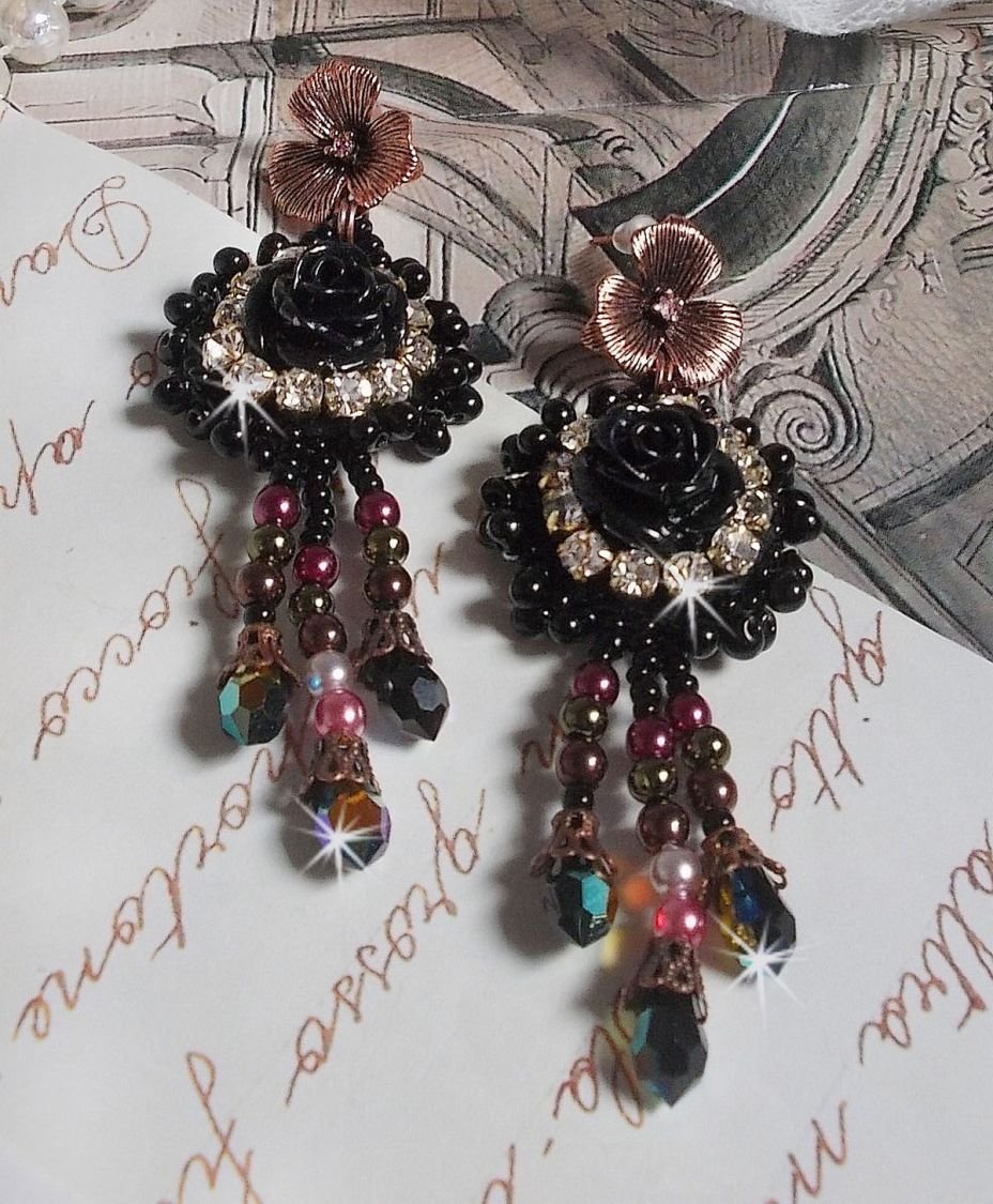 BO Midnight Daisy geborduurd met parelkralen, Swarovski kristallen, zilveren Crystal kralen en Miyuki rocailles.