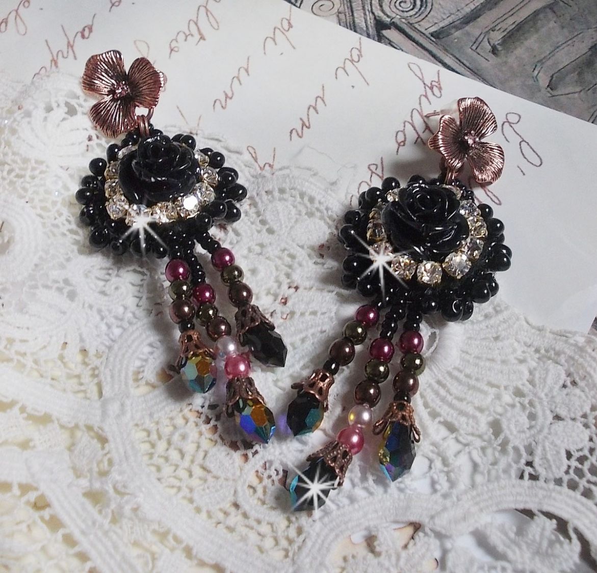 BO Midnight Daisy geborduurd met parelkralen, Swarovski kristallen, zilveren Crystal kralen en Miyuki rocailles.