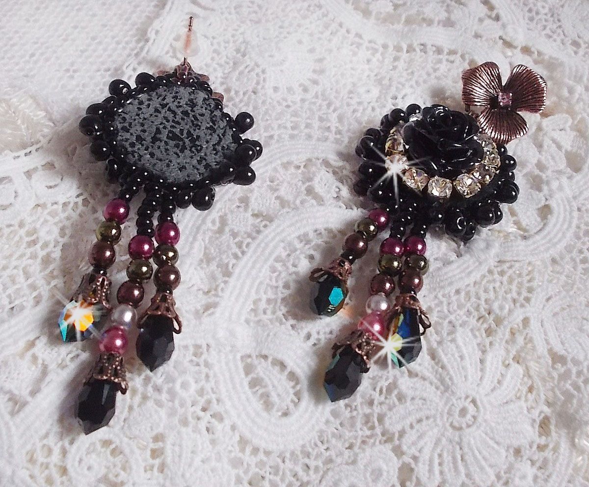 BO Midnight Daisy geborduurd met parelkralen, Swarovski kristallen, zilveren Crystal kralen en Miyuki rocailles.