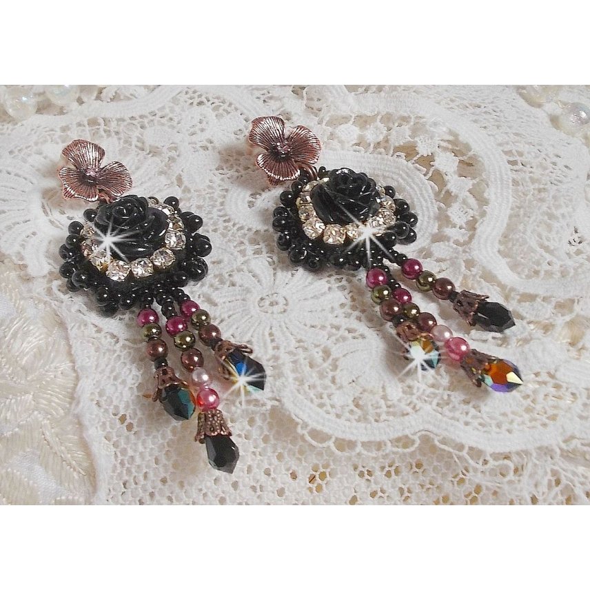 BO Midnight Daisy geborduurd met parelkralen, Swarovski kristallen, zilveren Crystal kralen en Miyuki rocailles.