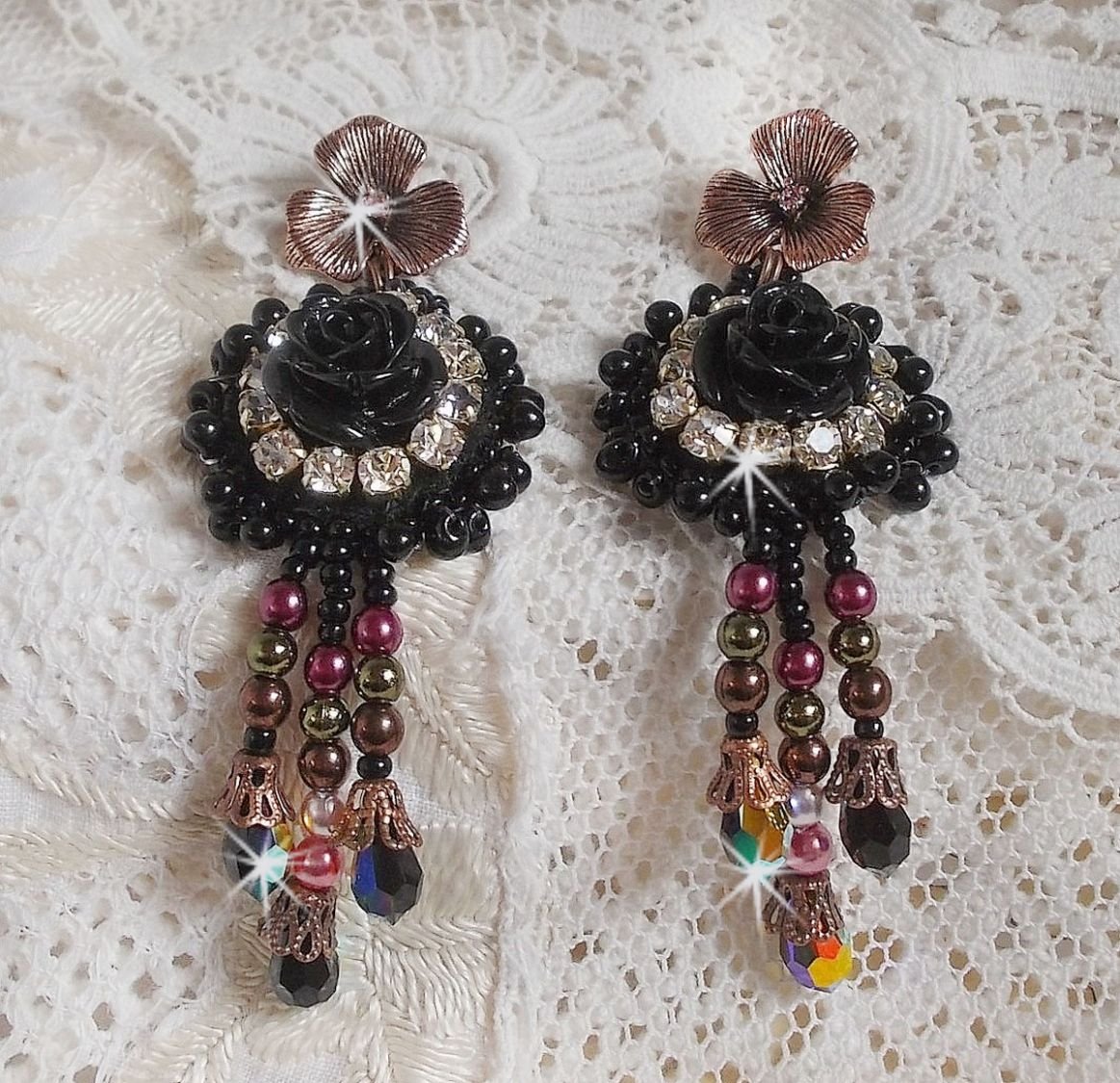 BO Midnight Daisy geborduurd met parelkralen, Swarovski kristallen, zilveren Crystal kralen en Miyuki rocailles.