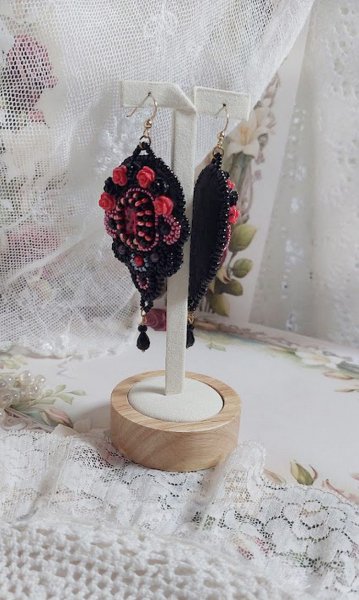 BO Midnight in Paris geborduurd met Swarovski kristallen, rode resin rozen, parelkralen, rocailles en 14 karaat Gold Filled oorhaken.