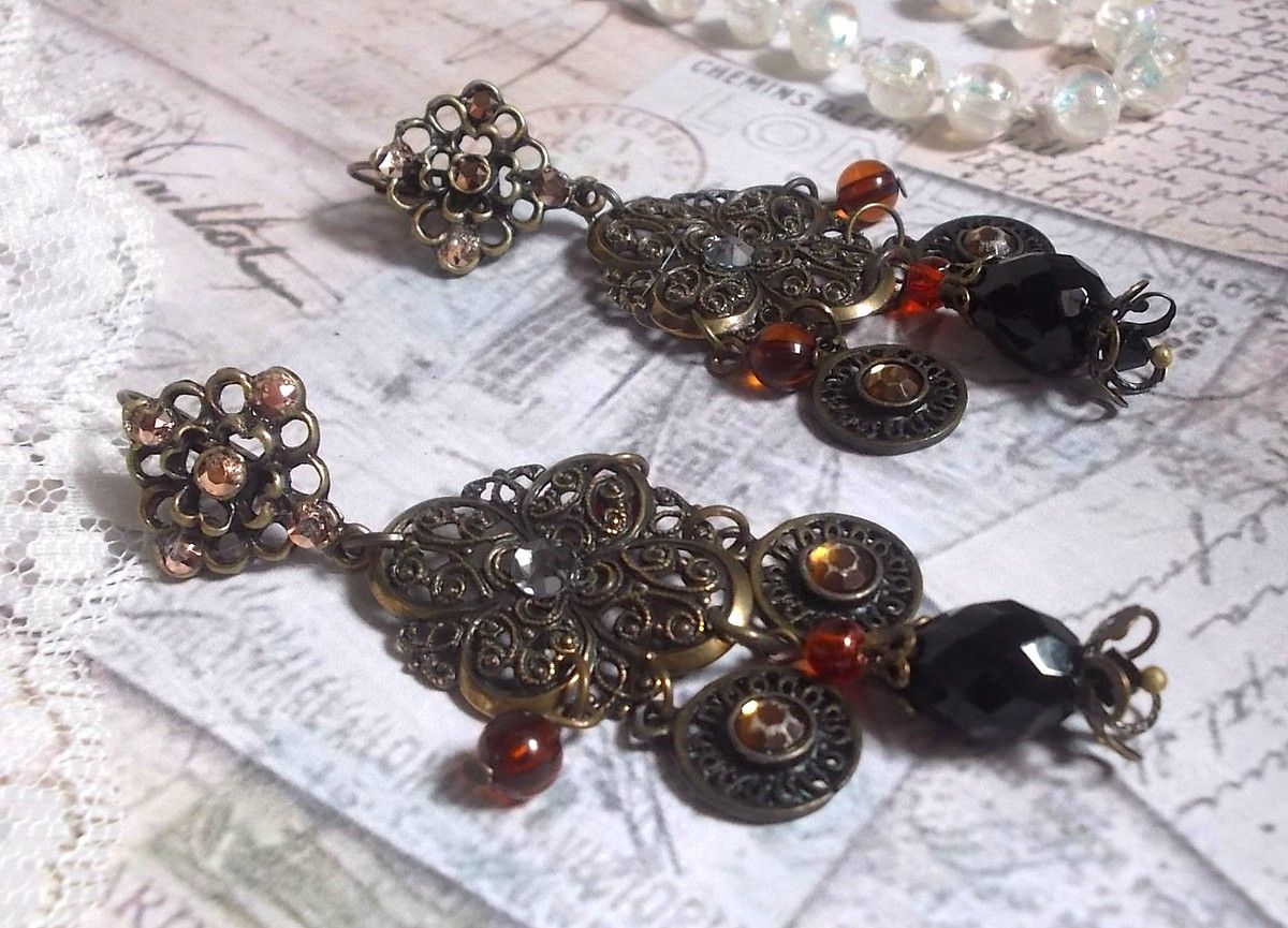 BO Milady Broc' gemaakt met stempels, druppels, messing bedels, strass, PureCrystal cabochons en glazen kralen.