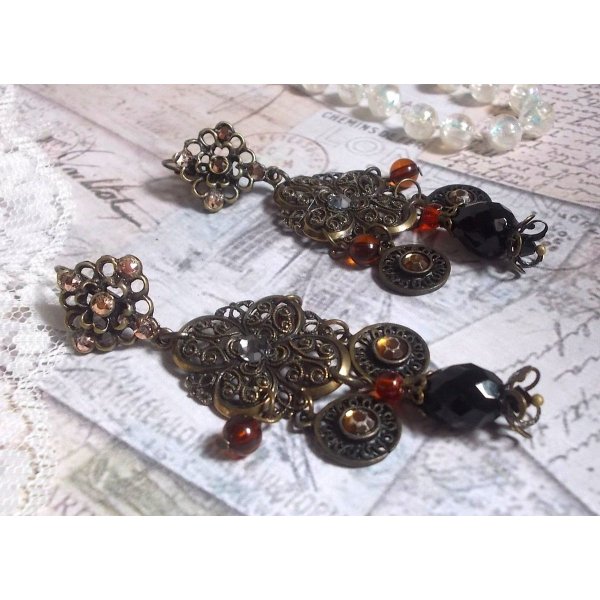 BO Milady Broc' gemaakt met stempels, druppels, messing bedels, strass, PureCrystal cabochons en glazen kralen.