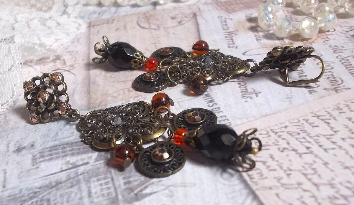 BO Milady Broc' gemaakt met stempels, druppels, messing bedels, strass, PureCrystal cabochons en glazen kralen.