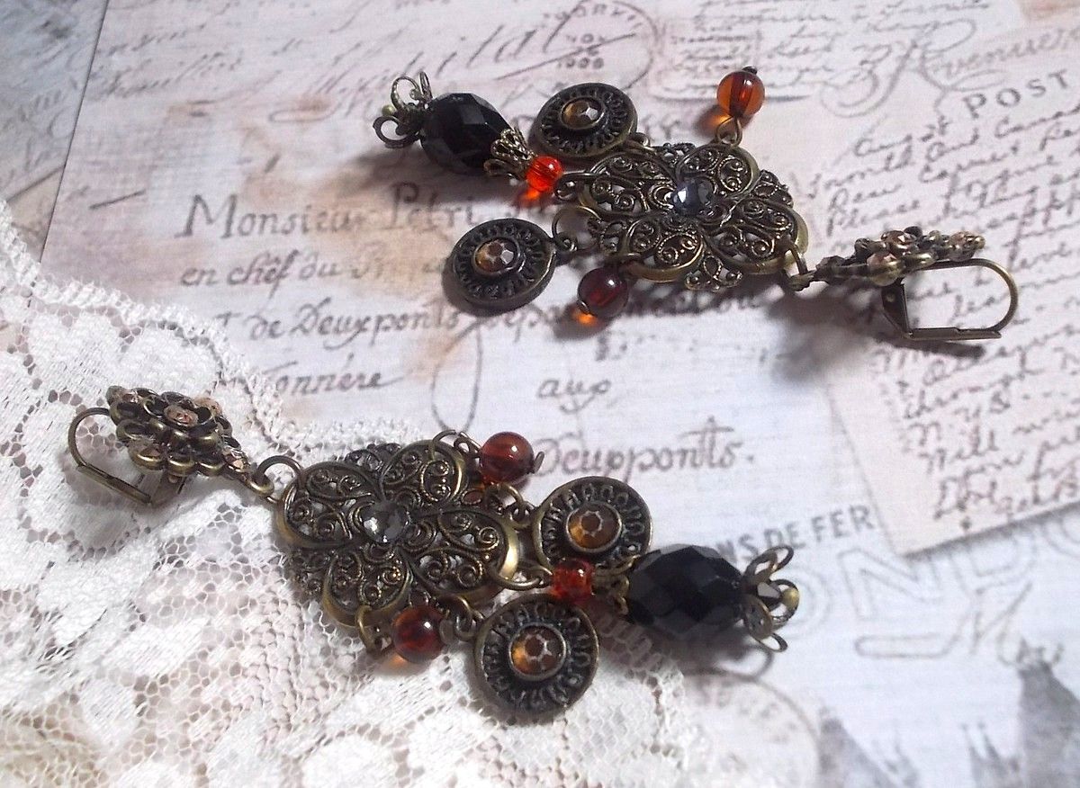 BO Milady Broc' gemaakt met stempels, druppels, messing bedels, strass, PureCrystal cabochons en glazen kralen.