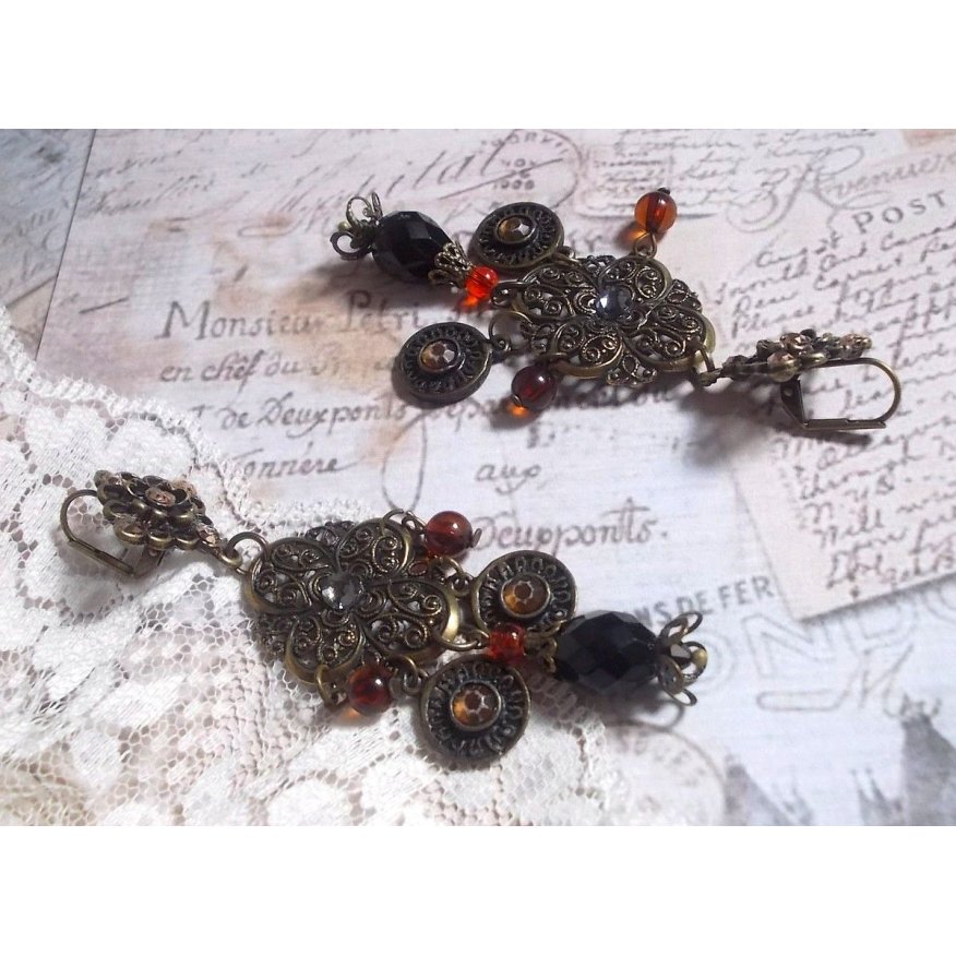 BO Milady Broc' gemaakt met stempels, druppels, messing bedels, strass, PureCrystal cabochons en glazen kralen.