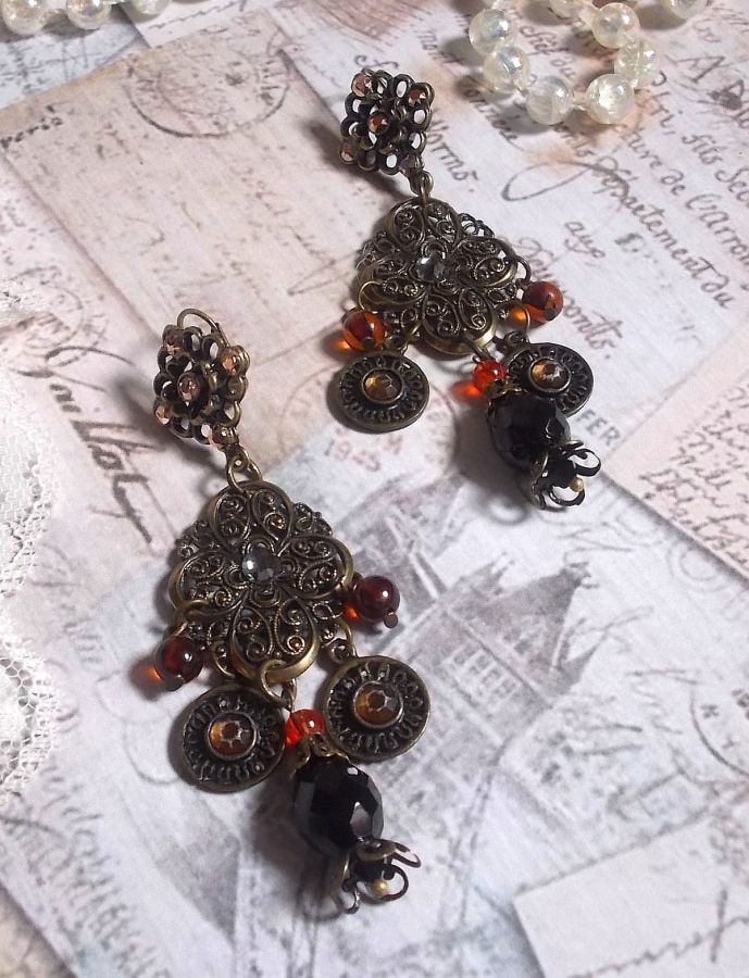 BO Milady Broc' gemaakt met stempels, druppels, messing bedels, strass, PureCrystal cabochons en glazen kralen.