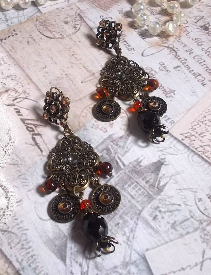 BO Milady Broc' gemaakt met stempels, druppels, messing bedels, strass, PureCrystal cabochons en glazen kralen.