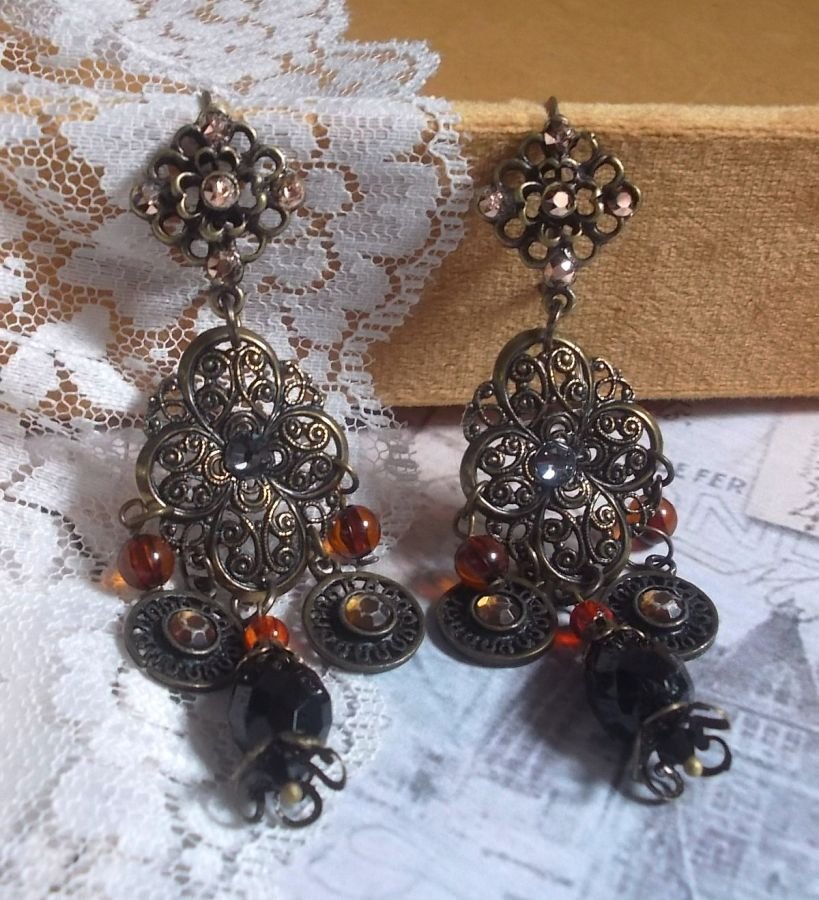 BO Milady Broc' gemaakt met stempels, druppels, messing bedels, strass, PureCrystal cabochons en glazen kralen.