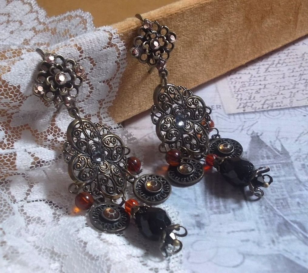 BO Milady Broc' gemaakt met stempels, druppels, messing bedels, strass, PureCrystal cabochons en glazen kralen.
