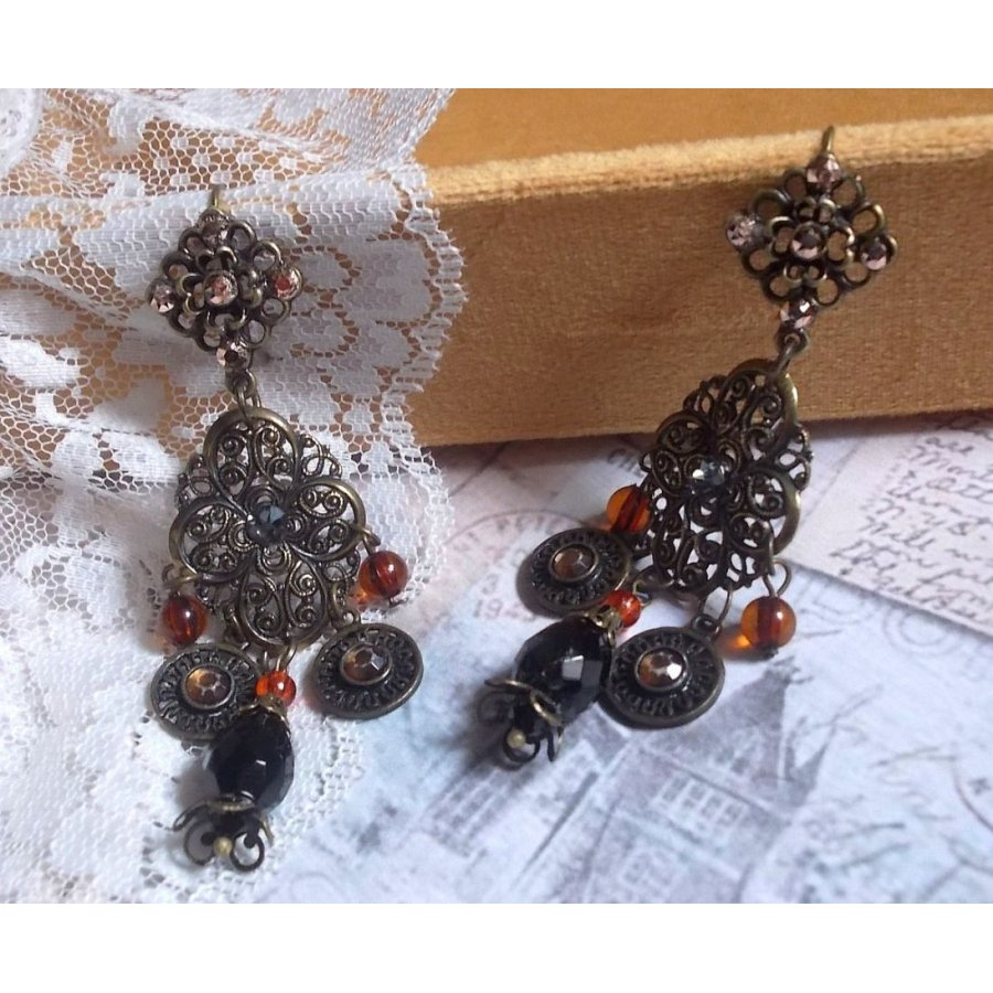 BO Milady Broc' gemaakt met stempels, druppels, messing bedels, strass, PureCrystal cabochons en glazen kralen.