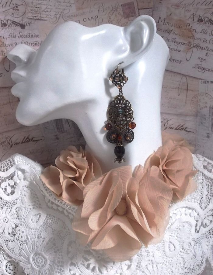 BO Milady Broc' gemaakt met stempels, druppels, messing bedels, strass, PureCrystal cabochons en glazen kralen.