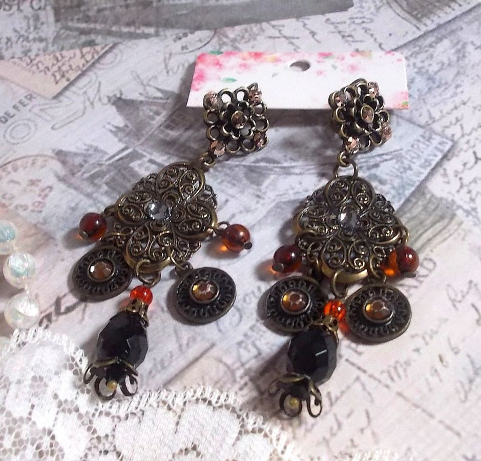BO Milady Broc' gemaakt met stempels, druppels, messing bedels, strass, PureCrystal cabochons en glazen kralen.