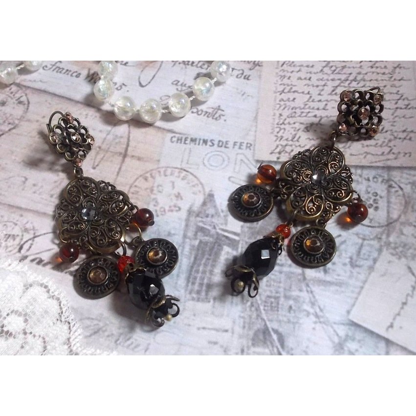 BO Milady Broc' gemaakt met stempels, druppels, messing bedels, strass, PureCrystal cabochons en glazen kralen.