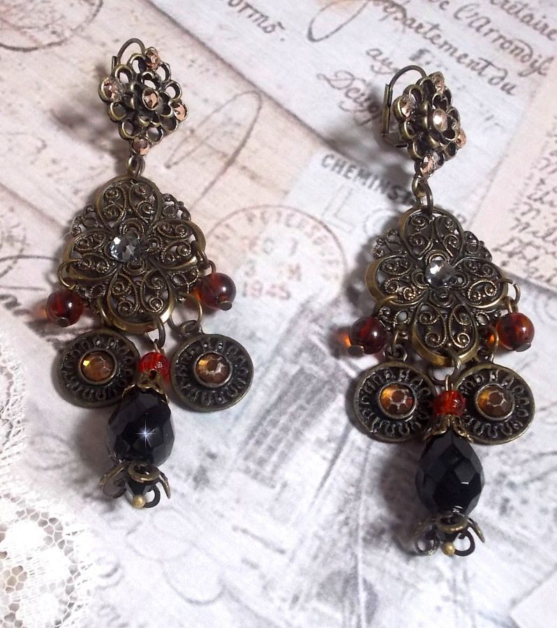 BO Milady Broc' gemaakt met stempels, druppels, messing bedels, strass, PureCrystal cabochons en glazen kralen.