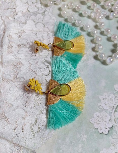 BO Mint and Yellow mont&eacute;es avec des pompons, pince demi-lune, gouttes r&eacute;sine et puces m&eacute;tal