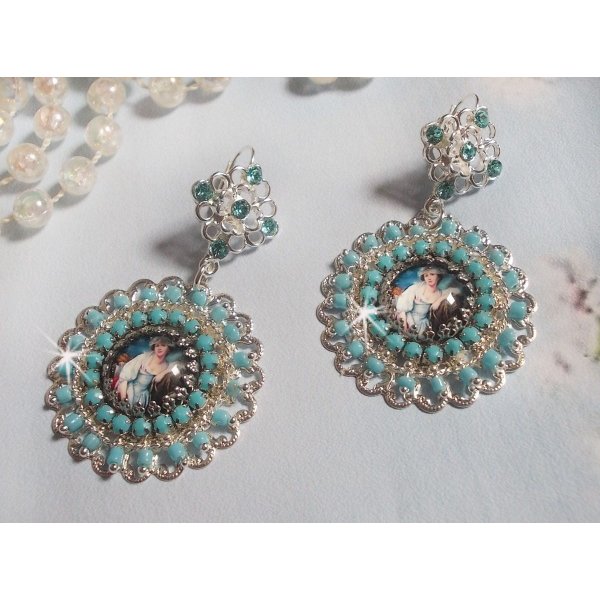 BO Moment de D&eacute;tente gemaakt met Vintage Dames vergrootglas cabochons, Swarovski kristallen, stempels en glazen kralen.