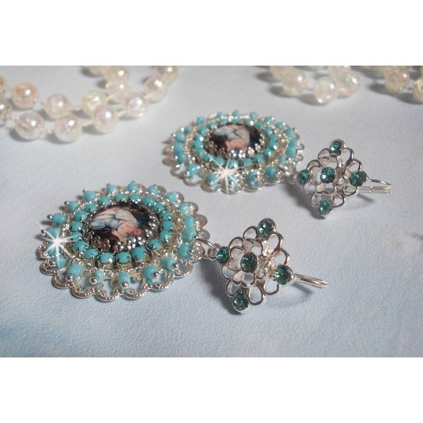 BO Moment de D&eacute;tente gemaakt met Vintage Dames vergrootglas cabochons, Swarovski kristallen, stempels en glazen kralen.