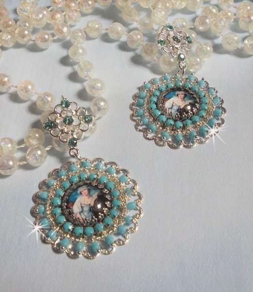 BO Moment de D&eacute;tente gemaakt met Vintage Dames vergrootglas cabochons, Swarovski kristallen, stempels en glazen kralen.