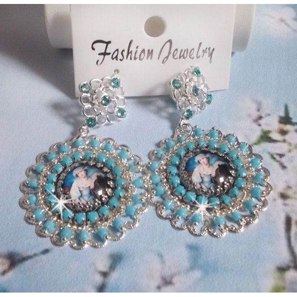 BO Moment de D&eacute;tente gemaakt met Vintage Dames vergrootglas cabochons, Swarovski kristallen, stempels en glazen kralen.