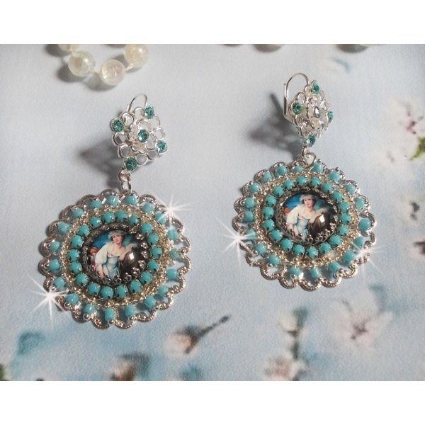 BO Moment de D&eacute;tente gemaakt met Vintage Dames vergrootglas cabochons, Swarovski kristallen, stempels en glazen kralen.