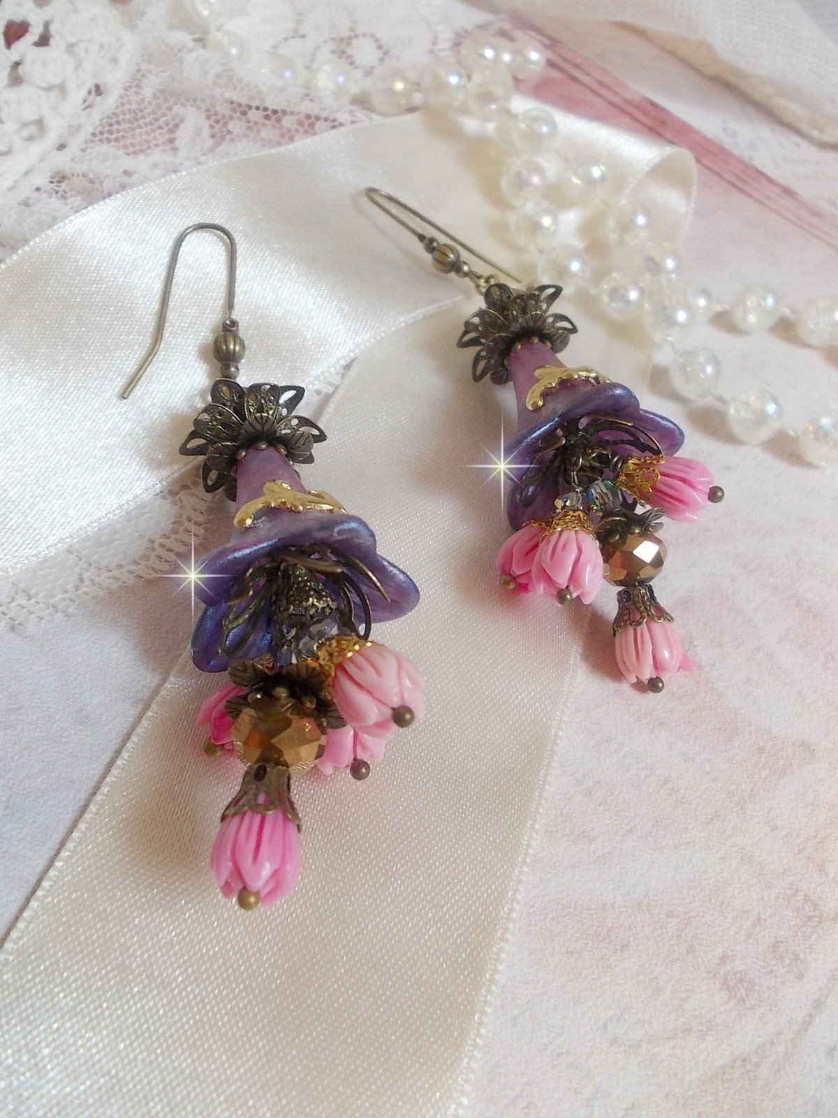 BO M&eacute;tamorphose Fantaisie, boutons de roses sauvages &agrave; laquelle s&rsquo;ajoute perles Cristal, fleurs trompettes peintes &agrave; la main aux couleurs de l&rsquo;&eacute;t&eacute;, perles verre et calottes mont&eacute;s sur crochets Laiton