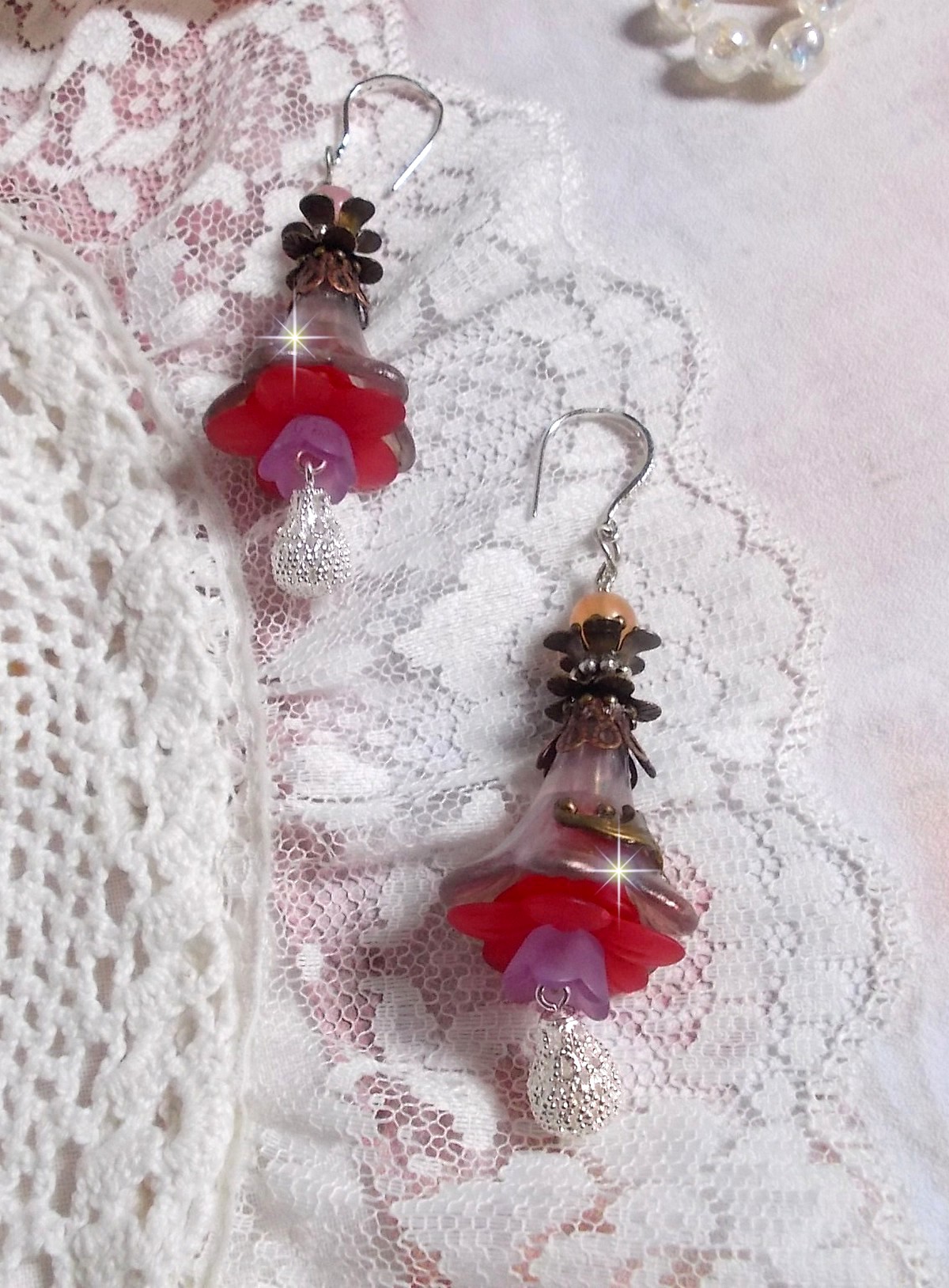 BO Mystères d’Antan montées avec fleurs résines, breloques gouttes, Quartz Rose et crochets argent 925