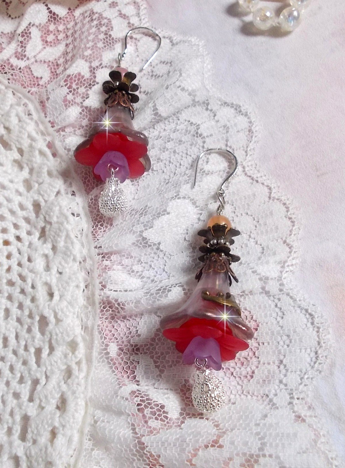 BO Mystères d’Antan montées avec fleurs résines, breloques gouttes, Quartz Rose et crochets argent 925