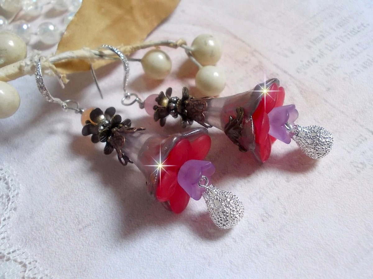 BO Mystères d’Antan montées avec fleurs résines, breloques gouttes, Quartz Rose et crochets argent 925