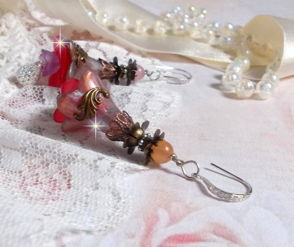 BO Mystères d’Antan montées avec fleurs résines, breloques gouttes, Quartz Rose et crochets argent 925