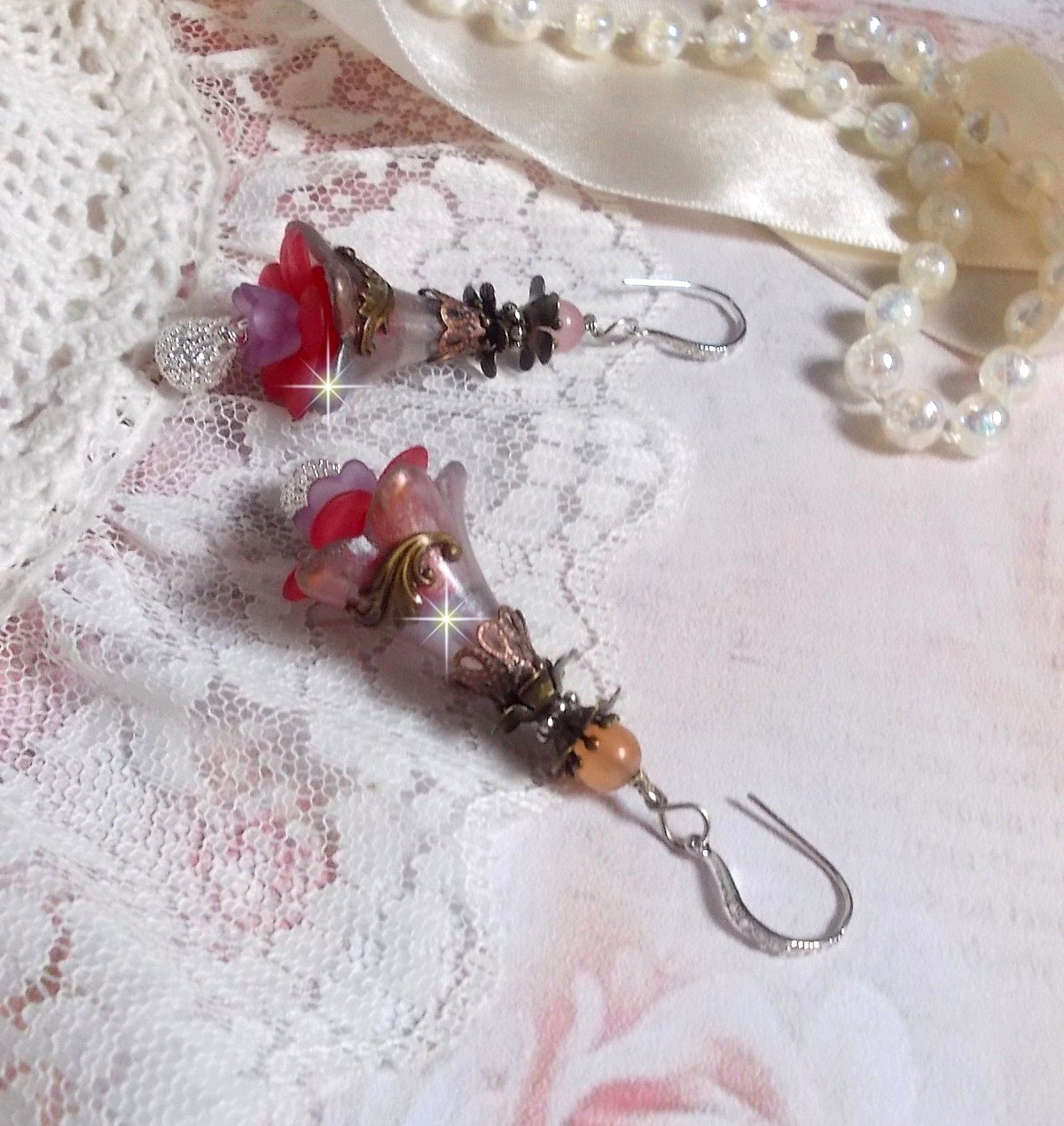 BO Mystères d’Antan montées avec fleurs résines, breloques gouttes, Quartz Rose et crochets argent 925